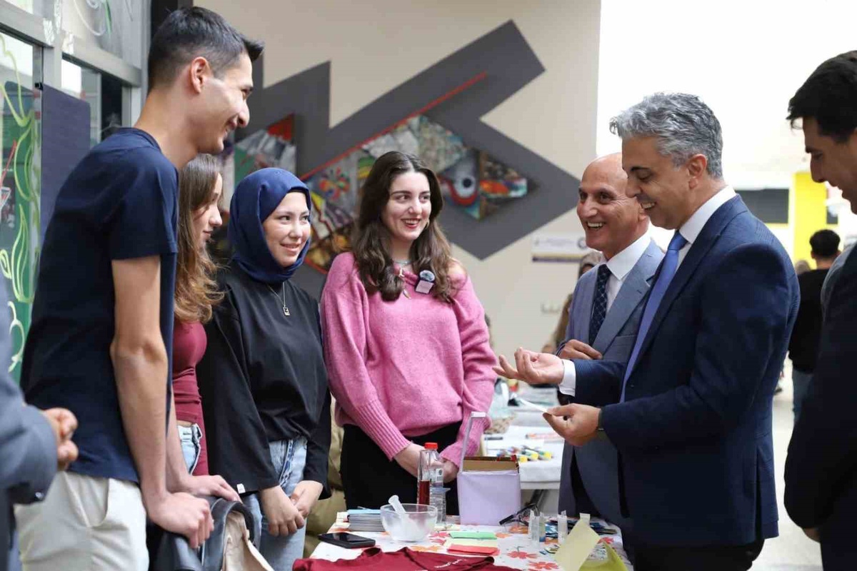 EBYÜ'de oryantasyon günlerinde öğrenci kulüplerinin tanıtım stantları kuruldu