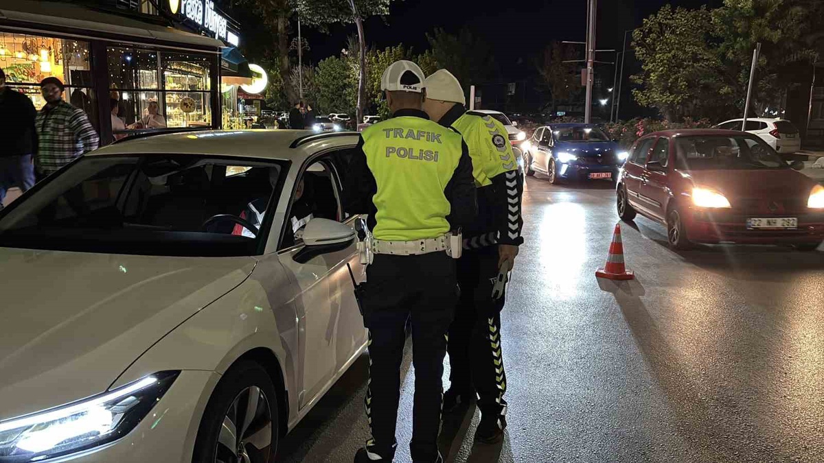 Edirne'de ehliyet süresi dolan sürücü, aracını ehliyetli eşine teslim etti