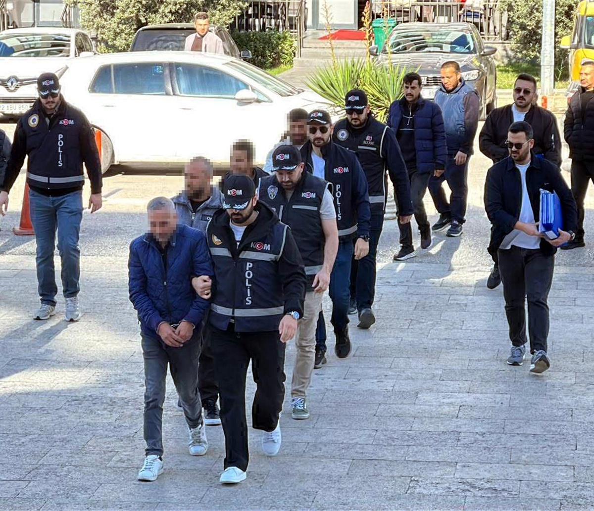 Edirne'de tefecilik operasyonunda yakalanan 4 şüpheli adliyeye sevk edildi
