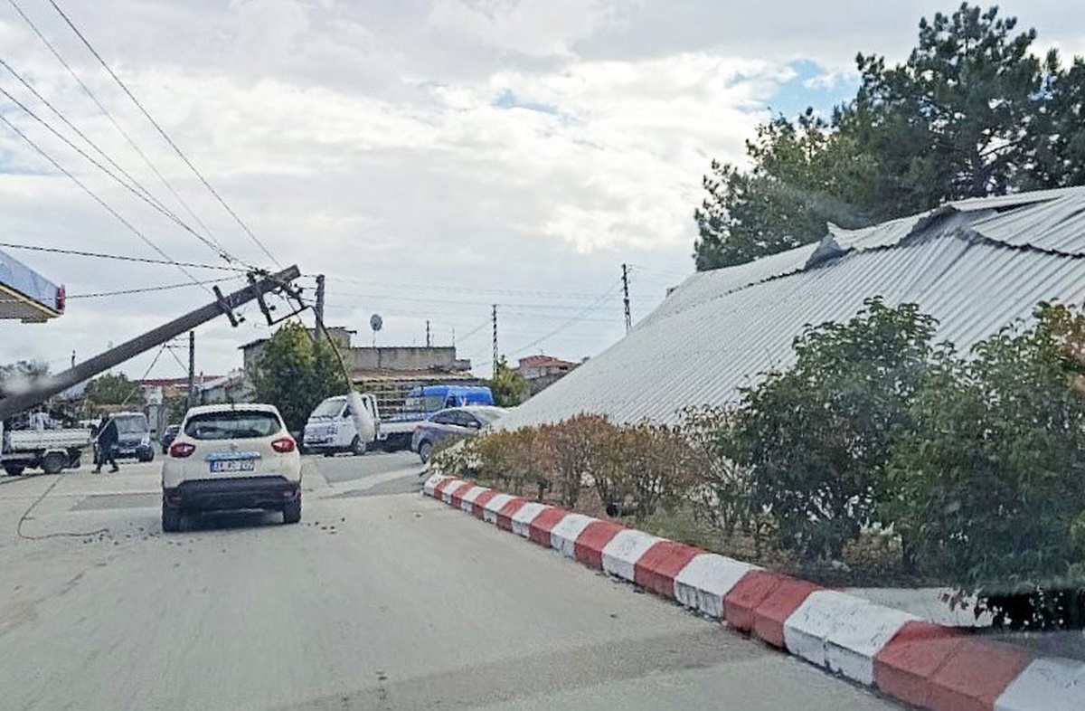 Edirne Havsa'da şiddetli rüzgar nedeniyle iş yerinin çatısı uçtu, yaralanan olmadı