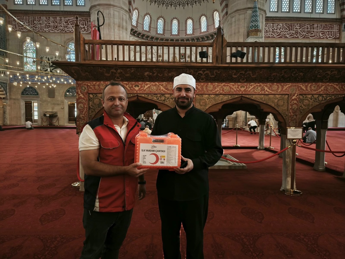 Edirne ve Kırklareli'de 50 vakıf camisi ve Kur'an kursuna ilk yardım seti dağıtıldı