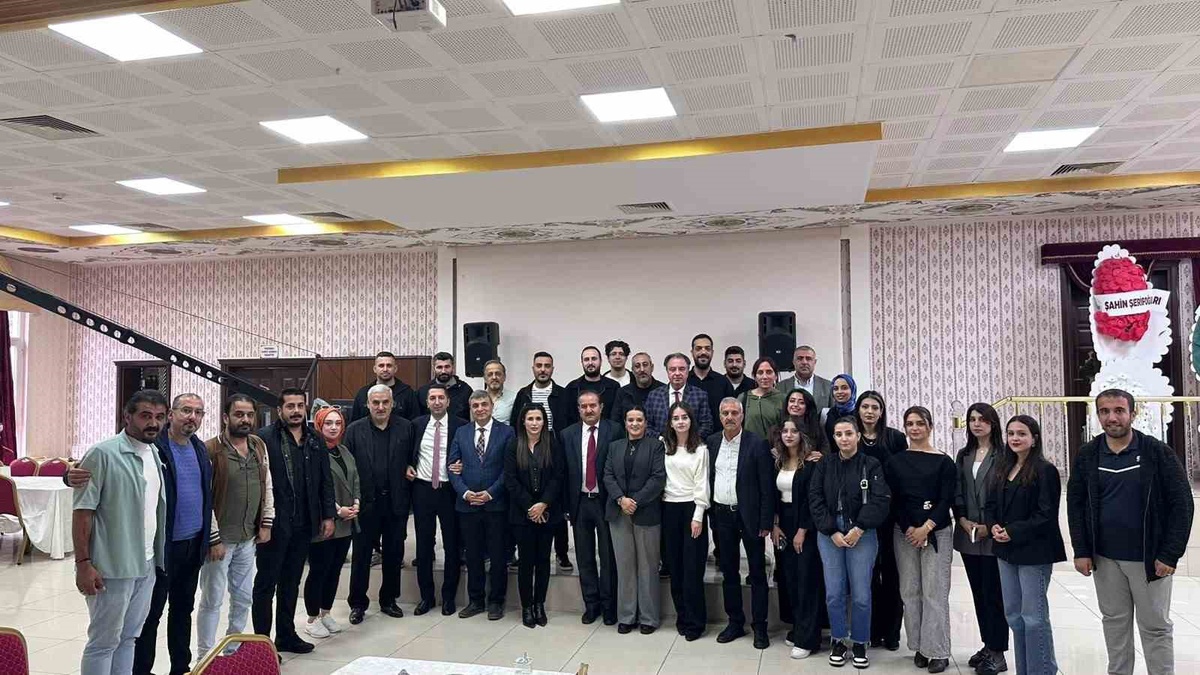 Elazığ'da spor basınıyla buluşan Kemal Çağlayan'a 58 numaralı forma hediye edildi
