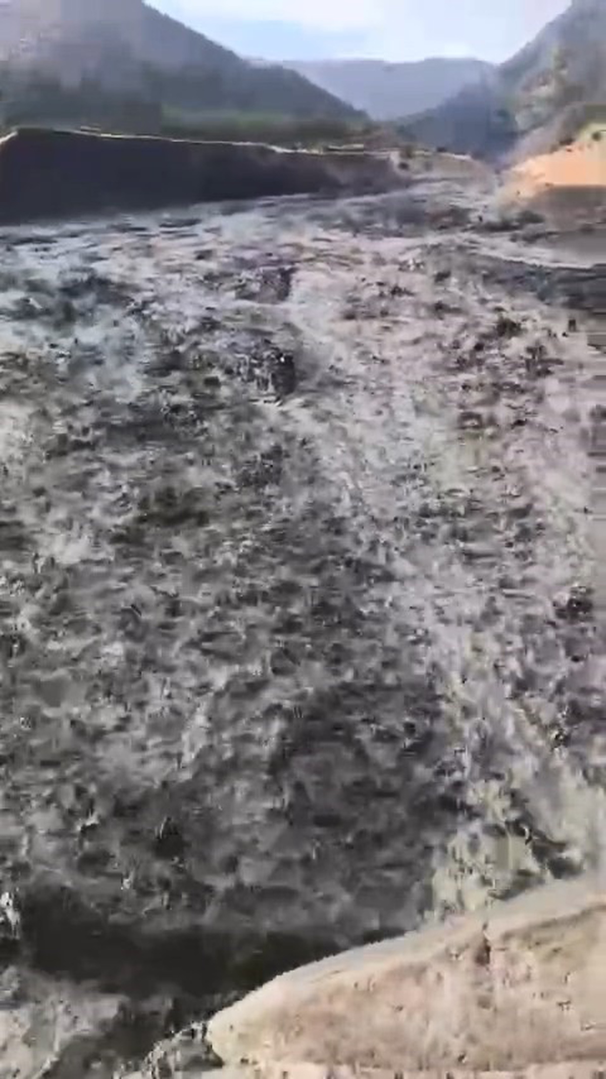 Elazığ'ın Palu ilçesine bağlı Kırbulak köyünde şiddetli yağış sonrası sel oluştu