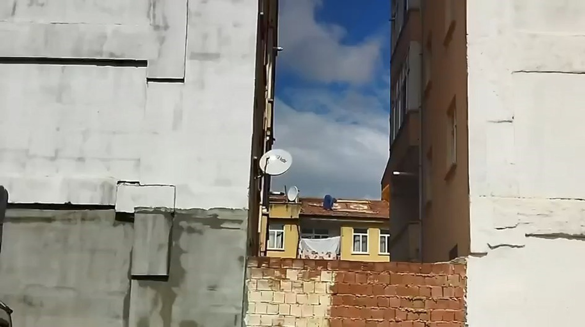 Elazığ Mustafapaşa'da kadın, güvenlik önlemi almadan çatıya halı serdi