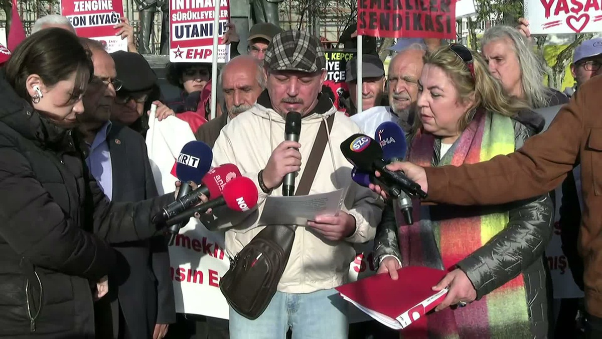 Emekliler, Kadıköy'de Ali Şekeroğlu'nu andı, iktidara seslendi: Artık bıçak kemiğe dayanmıştır! Feryadı duyun!