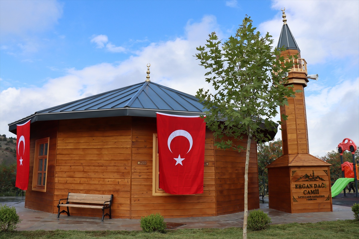 Erzincan'da Ergan Dağı'nda Yavuz Çakır'ın 100 kişilik cami ibadete açıldı