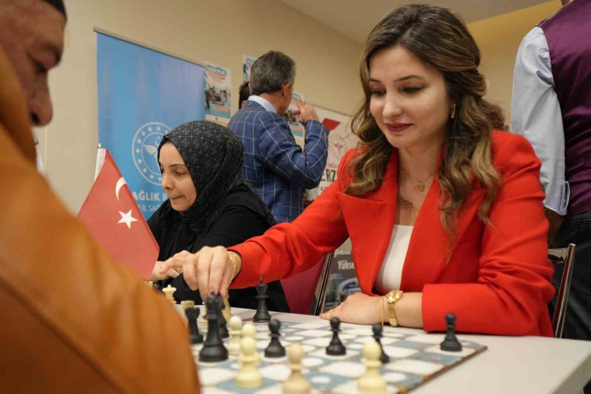 Erzurum'da Yaşlılar Günü'nde 65 yaş üstü ve sağlık çalışanları satrançta buluştu