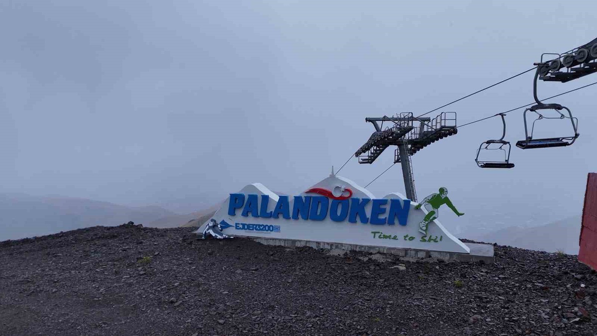 Erzurum Palandöken’de kar yağışı sürerken sürücülere sis ve buzlanma uyarısı yapıldı
