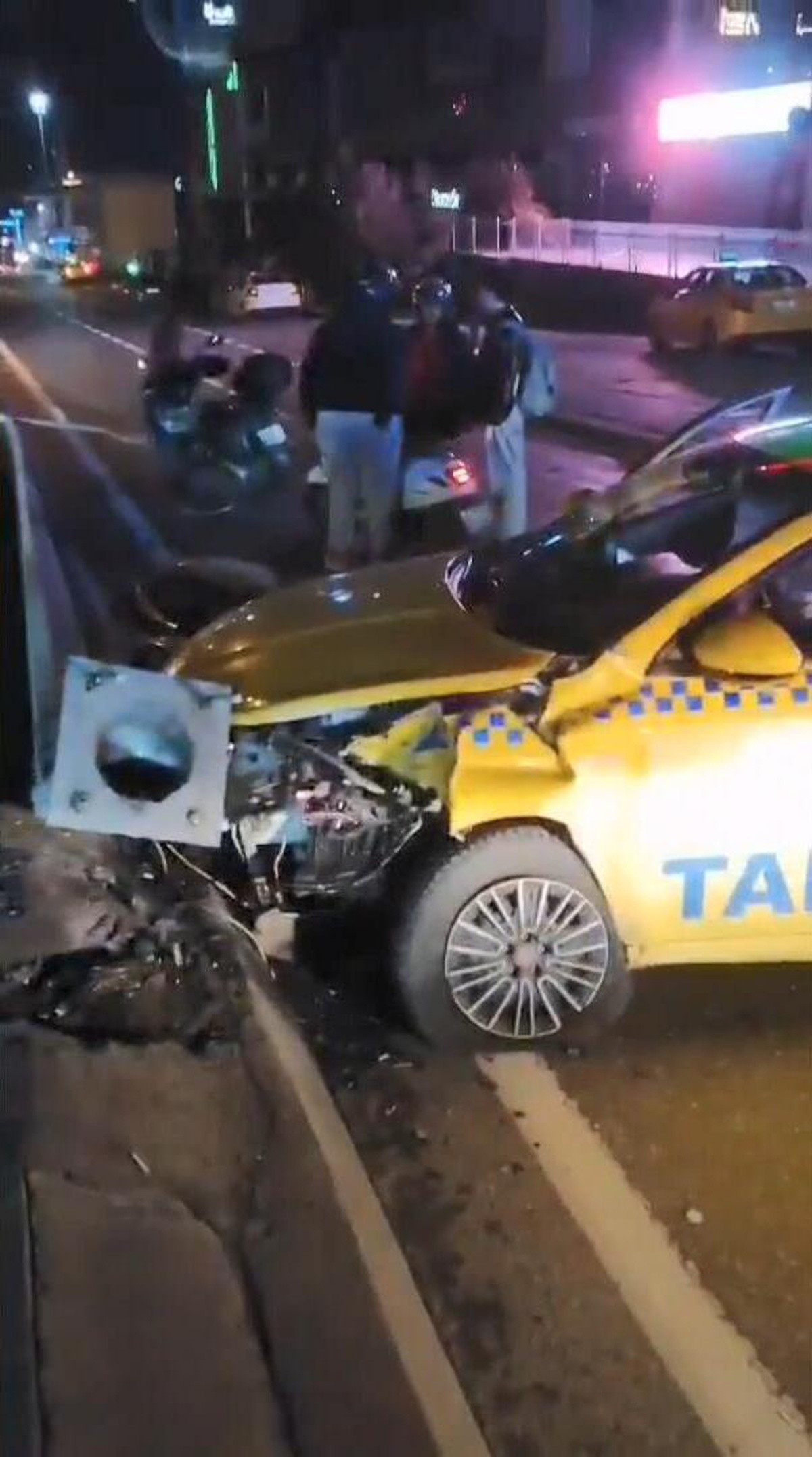 Esenyurt E-5 yan yolda taksi elektrik direğine çarptı, taksici hayatını kaybetti