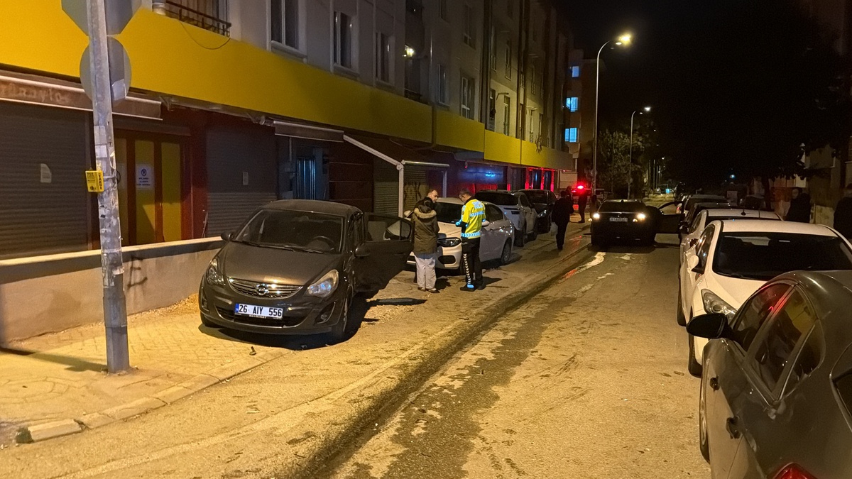 Eskişehir Tepebaşı'nda iki otomobil çarpıştı, 1'i çocuk 7 kişi yaralandı
