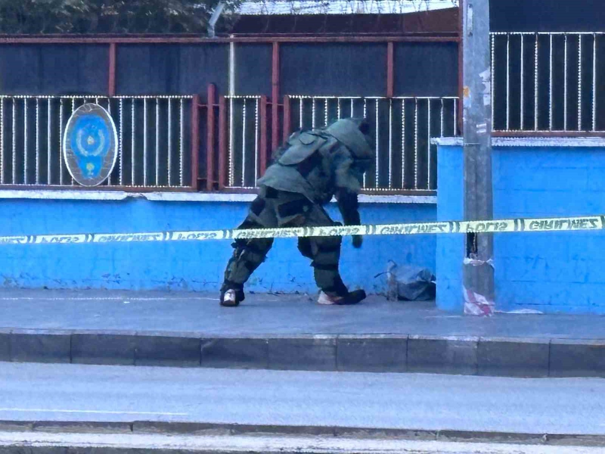 Gaziantep İl Emniyet Müdürlüğü önüne bırakılan şüpheli paketten çöp çıktı
