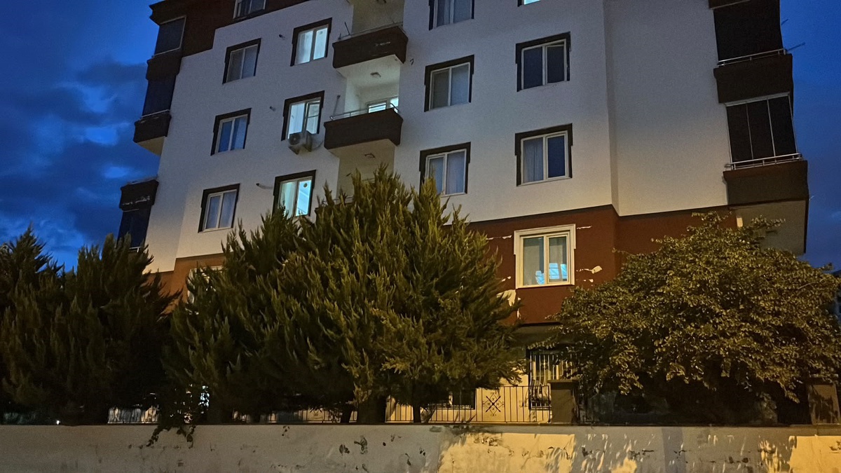 Gaziantep Şahinbey'de 2'nci kattan düşen çiftten kadın öldü, baba ve oğlu yaralandı