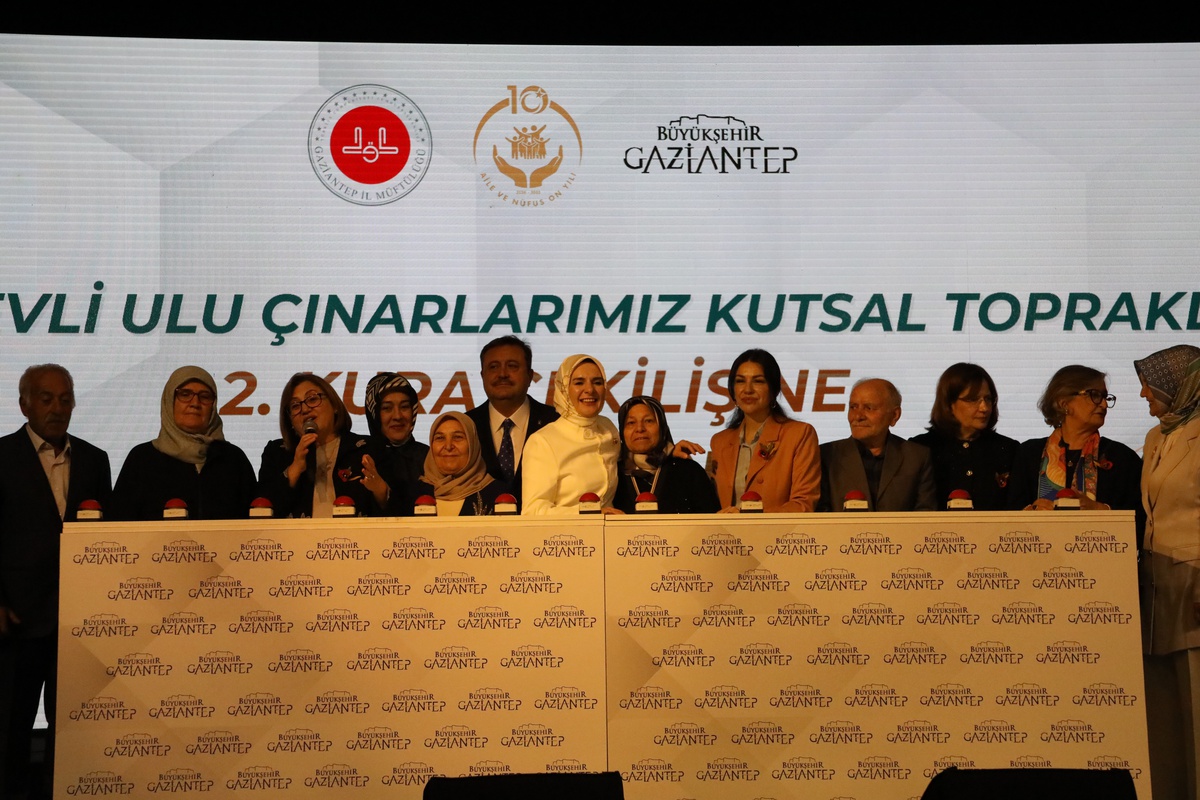 Gaziantep'te 41 yıl ve üzeri evli 1000 çift kurayla Umre'ye gönderilecek