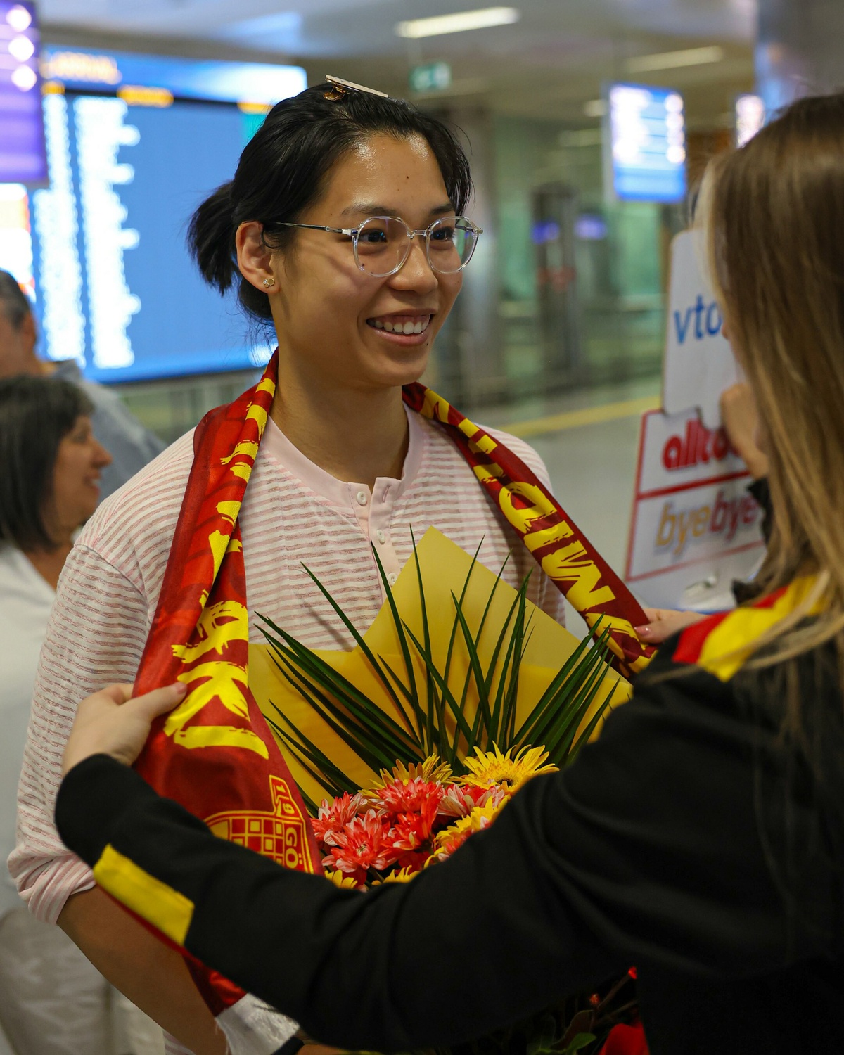 Göztepe, Çinli yıldız transferi Yushan Zhuang'ı İzmir'de havalimanında karşıladı