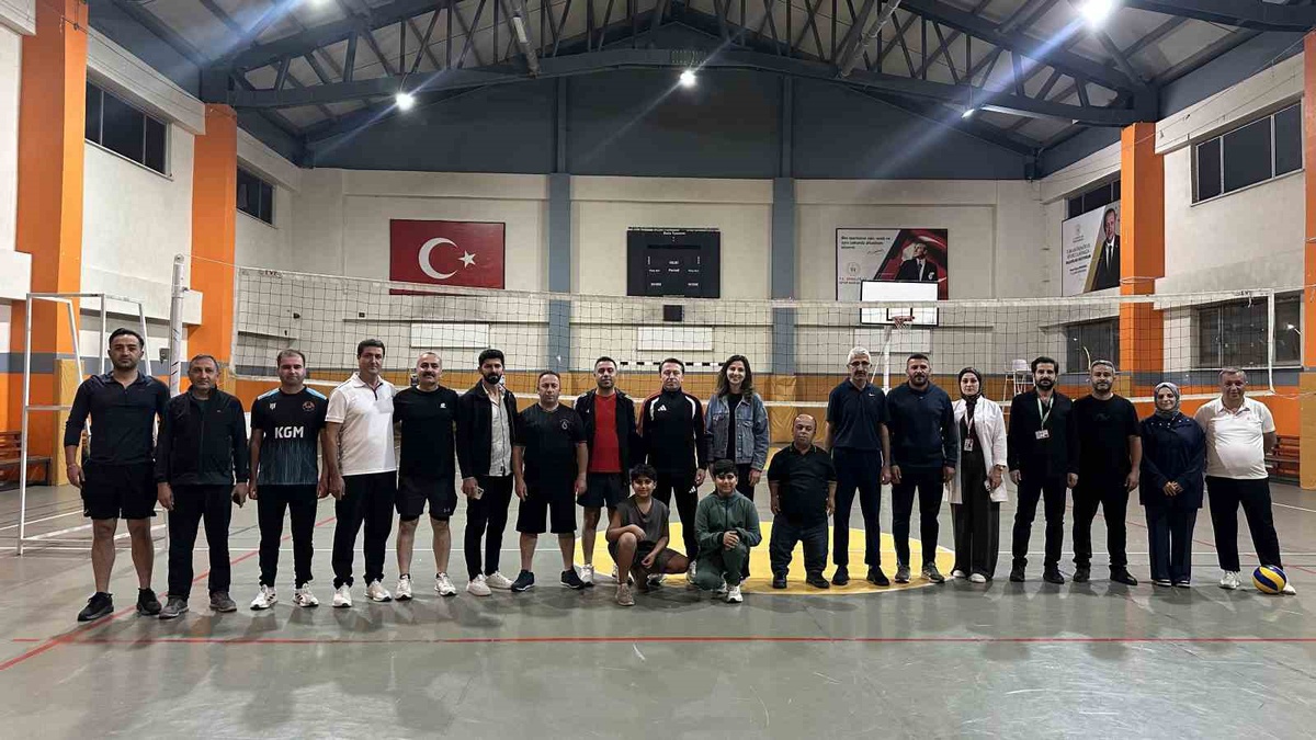 Hakkari Yüksekova'da Kaymakam Hülür, kurum müdürleriyle voleybol maçına çıktı