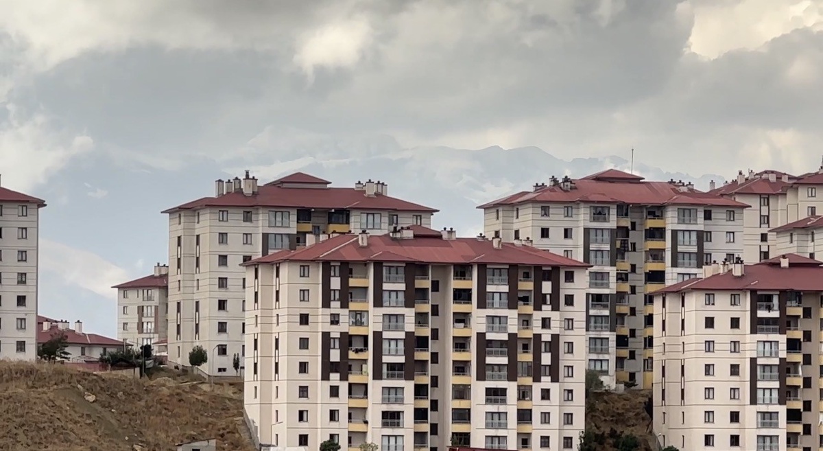 Hakkari Yüksekova'da yüksek kesimler mevsimin ilk karıyla beyaza büründü