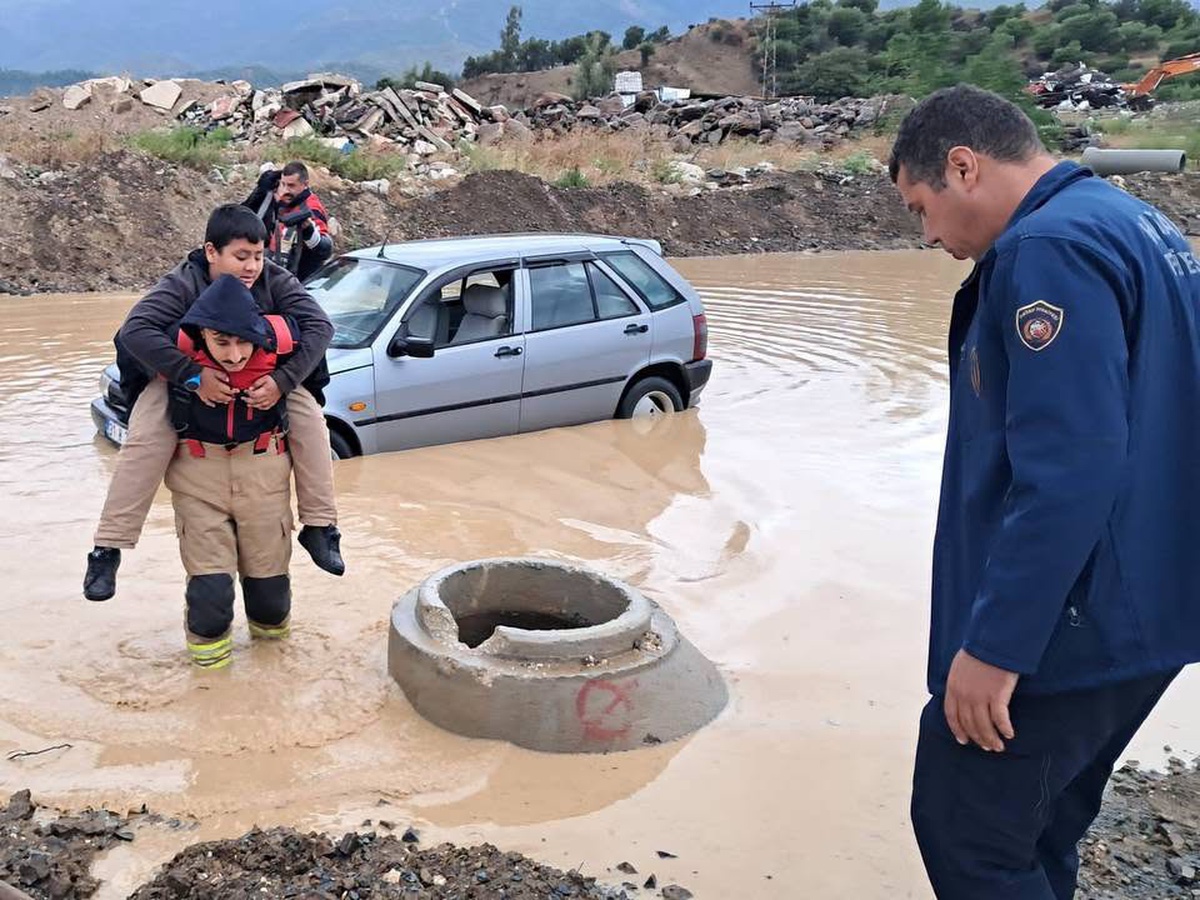 Hatay Antakya'da su basan yolda otomobilde mahsur kalan öğrencileri itfaiye kurtardı