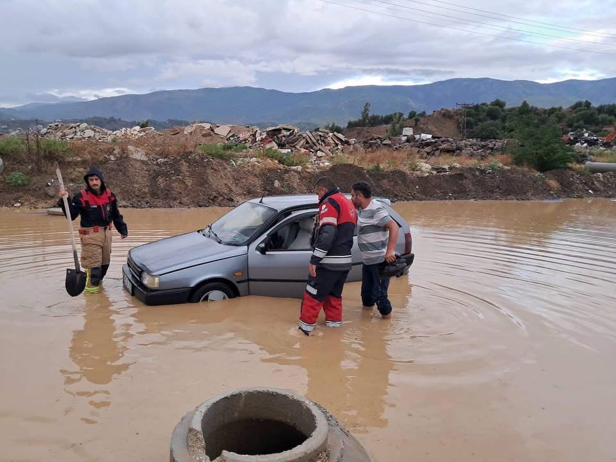 Hatay Antakya'da yoğun yağışta araçta mahsur kalan çocuk ve yetişkin itfaiye kurtardı