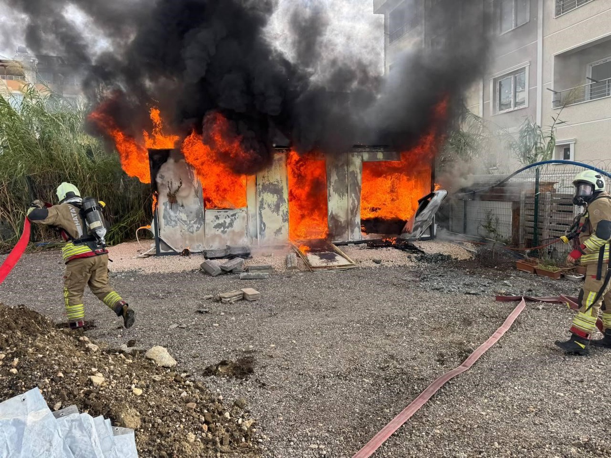 Hatay Defne'de bireysel konteyner bilinmeyen nedenle yandı, kullanılmaz hale geldi