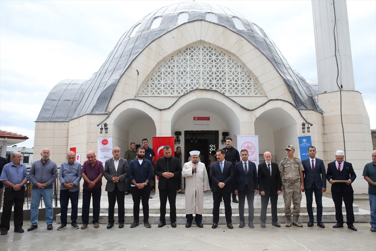 Hatay Defne'de depremler sonrası yapılan 136'ncı cami dualarla ibadete açıldı