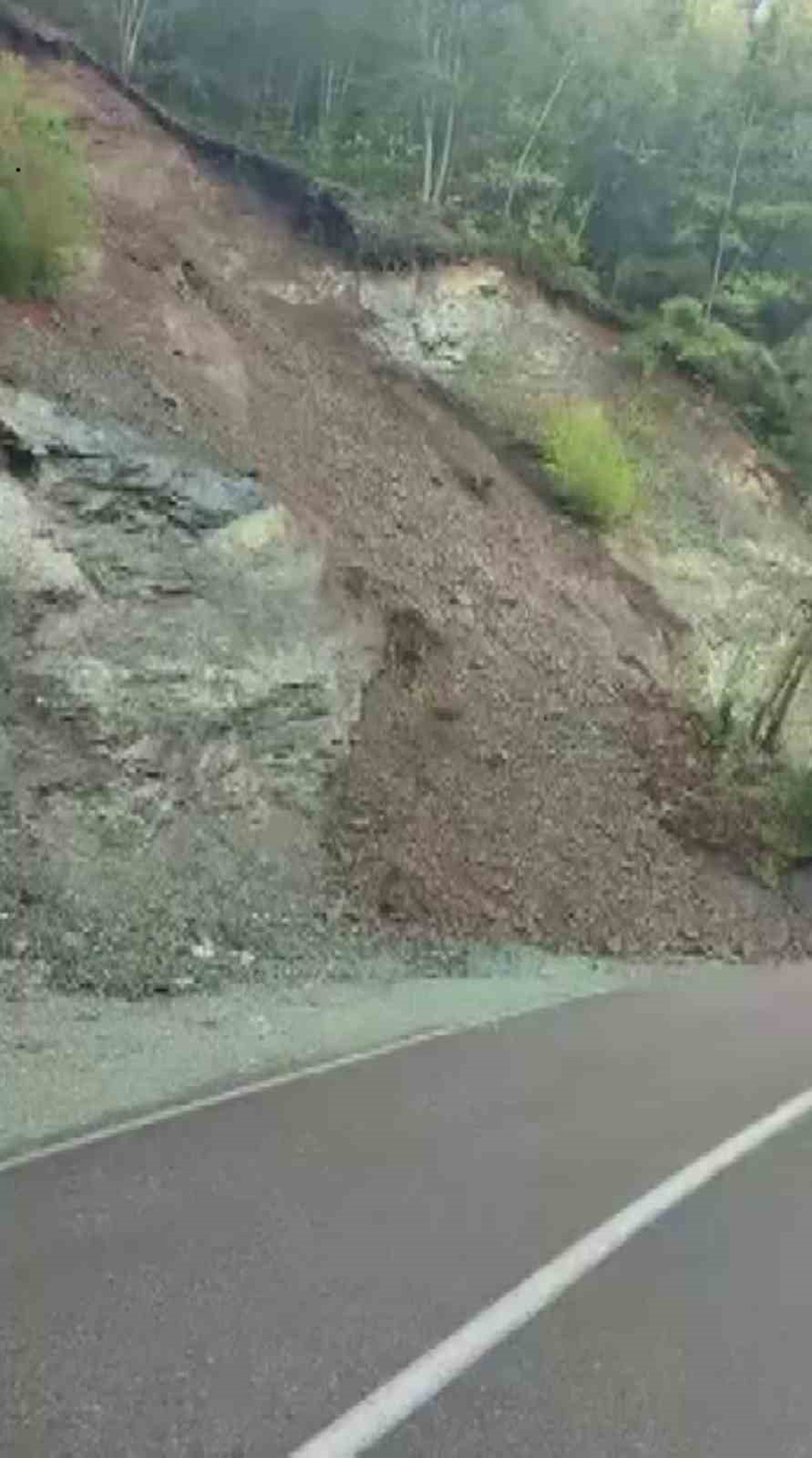 Hatay Dörtyol'da Kocadüz yaylası yolunda toprak kayması yolu ulaşıma kapattı