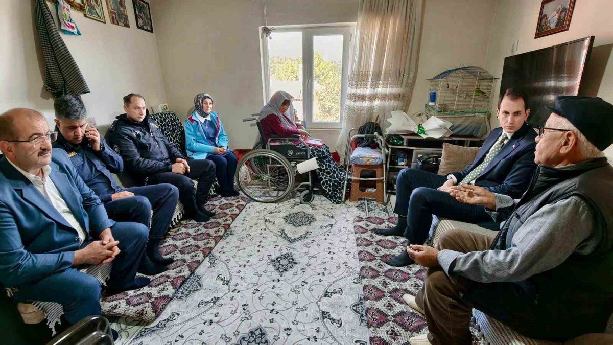 Hisarcık Kaymakamı Atam, Dünya Yaşlılar Günü'nde yaşlıları evlerinde ziyaret etti