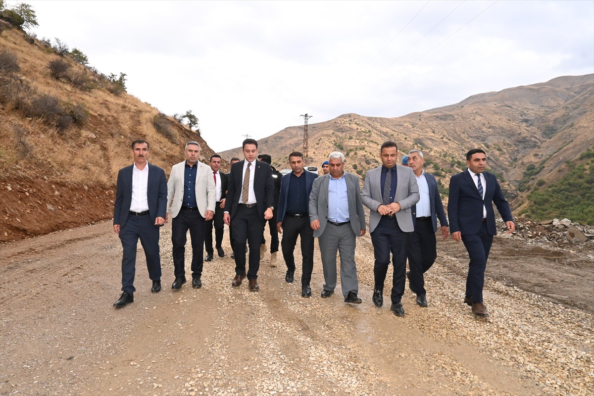 Hizan Kaymakamı Öztürk, üç köyü ziyaret etti, okulu ve yol çalışmalarını inceledi