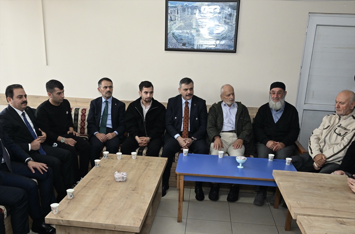 İçişleri Bakanı Çiftçi, Başiskele'de cuma namazı sonrası talepleri dinledi