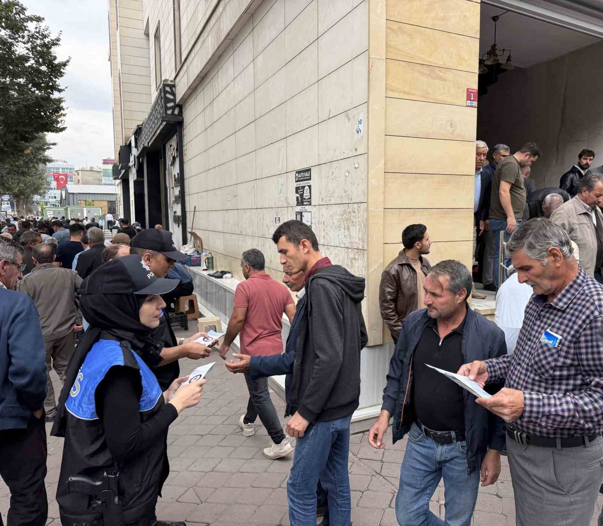 Iğdır'da polis, cuma namazı çıkışında dolandırıcılığa karşı broşür dağıttı