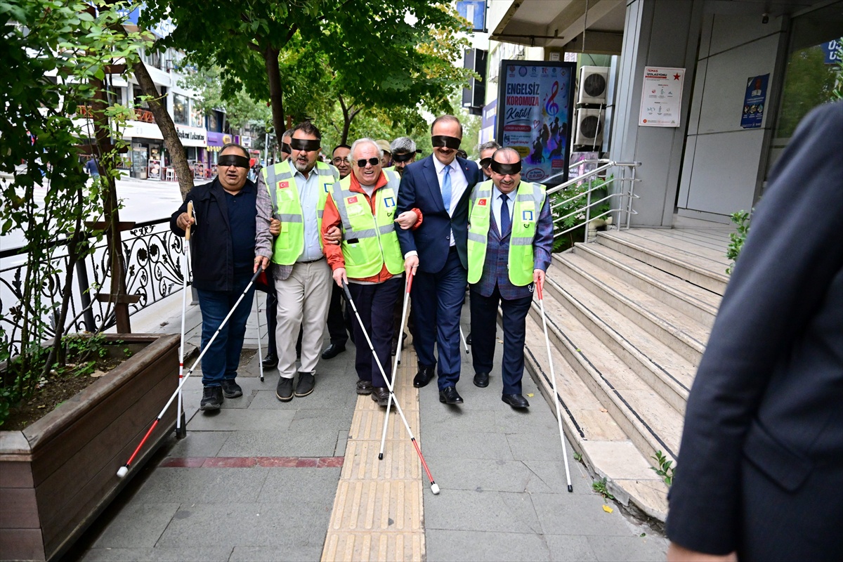 Isparta'da görme engelliler için farkındalık programında beyaz bastonla yüründü