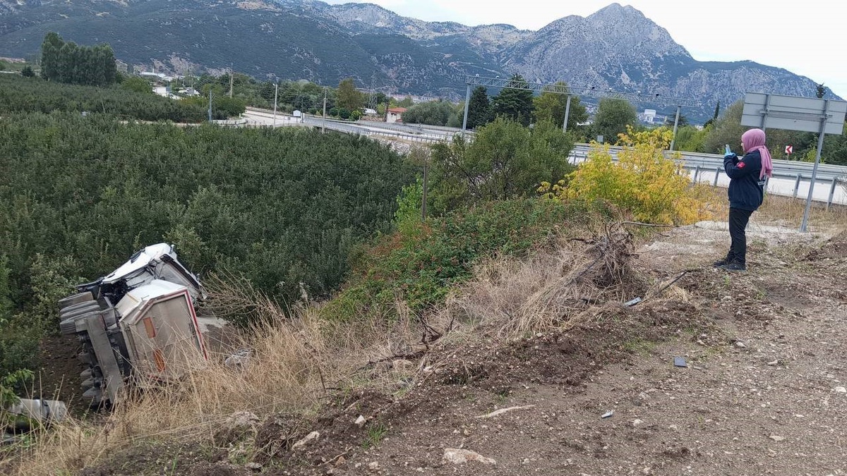 Isparta Eğirdir'de kum yüklü tır elma bahçesine devrildi, sürücü hayatını kaybetti