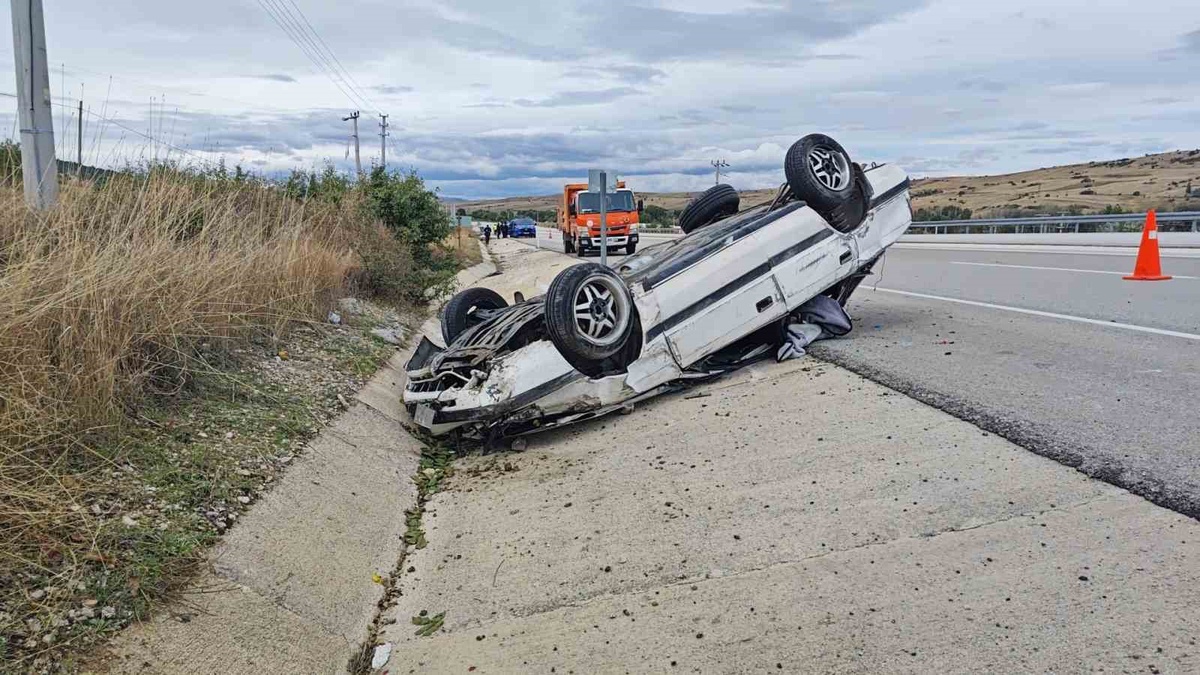 Isparta Yalvaç'ta yaklaşık 150 metre sürüklenen otomobil takla attı, 3 kişi yaralandı