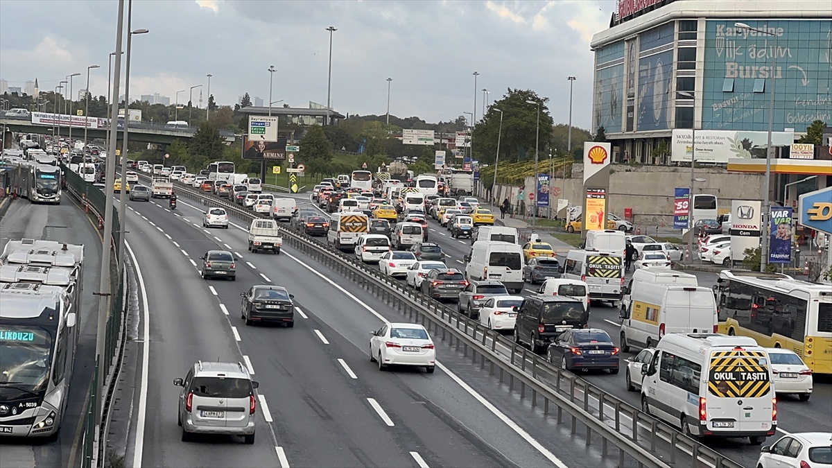 İstanbul'da akşam saatlerinde trafik yoğunluğu yaşanıyor