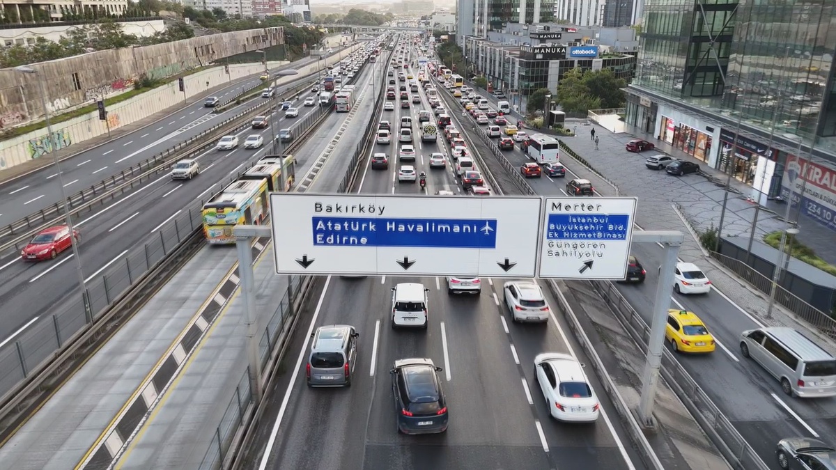 İstanbul'da yağış, trafiği durma noktasına getirdi, yoğunluk yüzde 71'e ulaştı