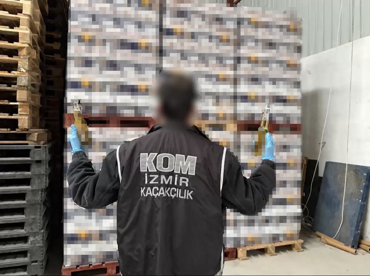 İzmir Buca'da depoya baskın yapıldı, 3 milyon 800 bin TL'lik kaçak içki ele geçirildi