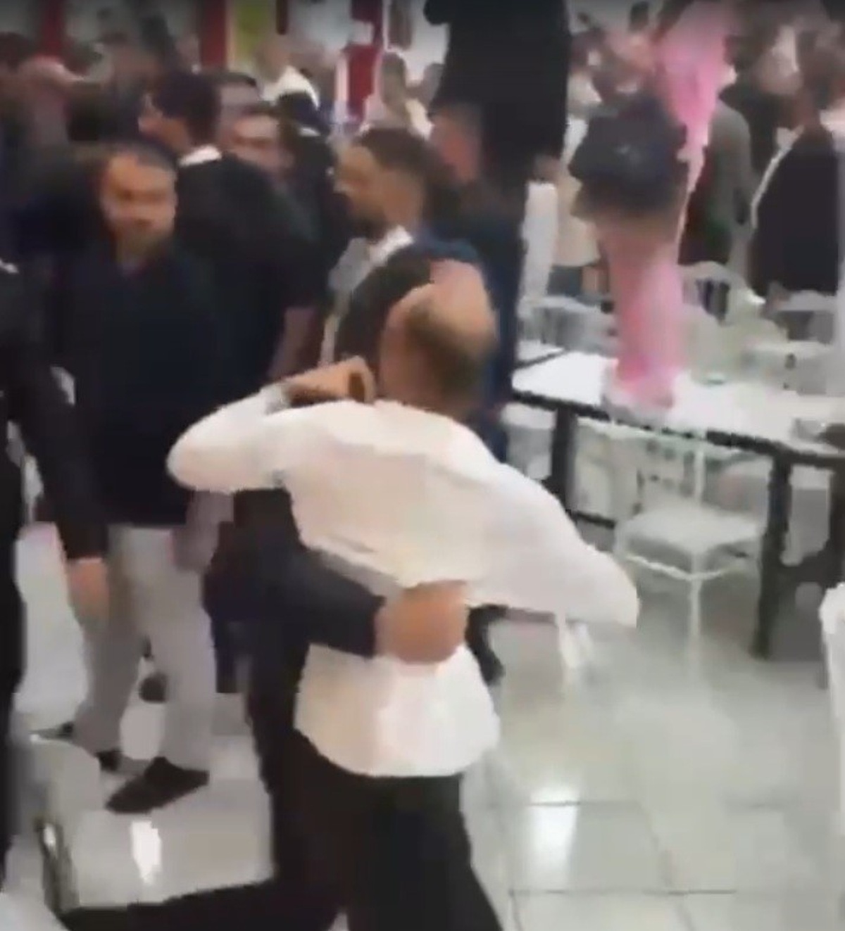 İzmir Buca'da YENİ Parti ön seçiminde oy sayımında arbede çıktı