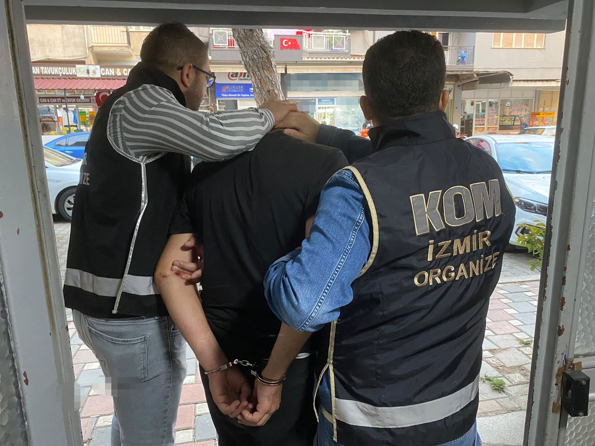 İzmir'de 19 yıl 9 ay hapis cezası bulunan firari yakalandı