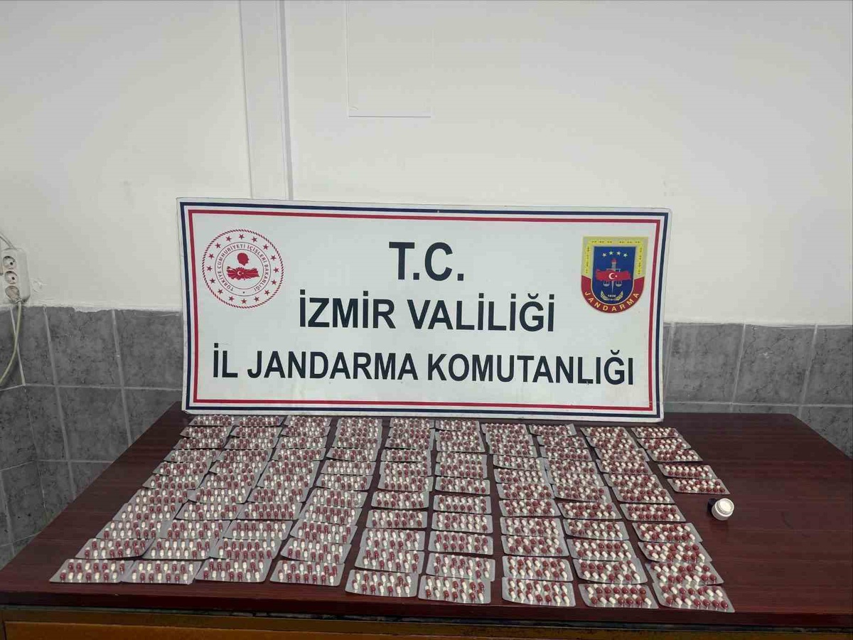 İzmir Kınık'ta araçta bin 456 uyuşturucu hap ele geçirildi, 3 kişi gözaltına alındı