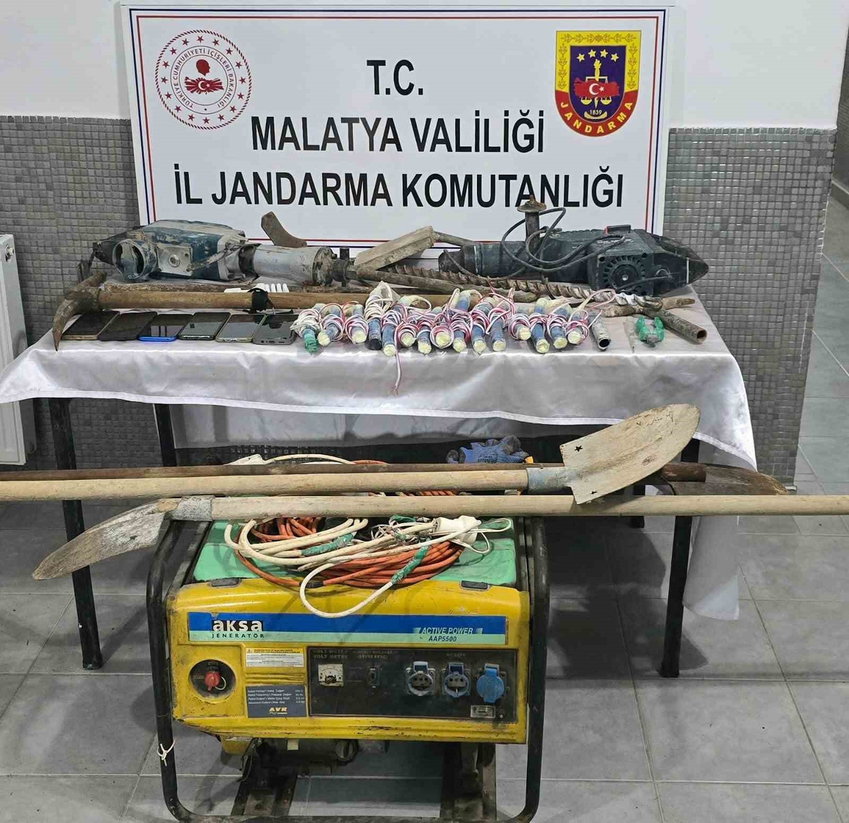 Jandarma, Malatya Darende'de kaçak kazı yapan 6 şüpheliyi suçüstü yakaladı