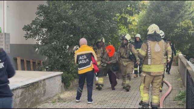 İstanbul Kadıköy'de 8 katlı binada yangın: Mahsur kalanlar var