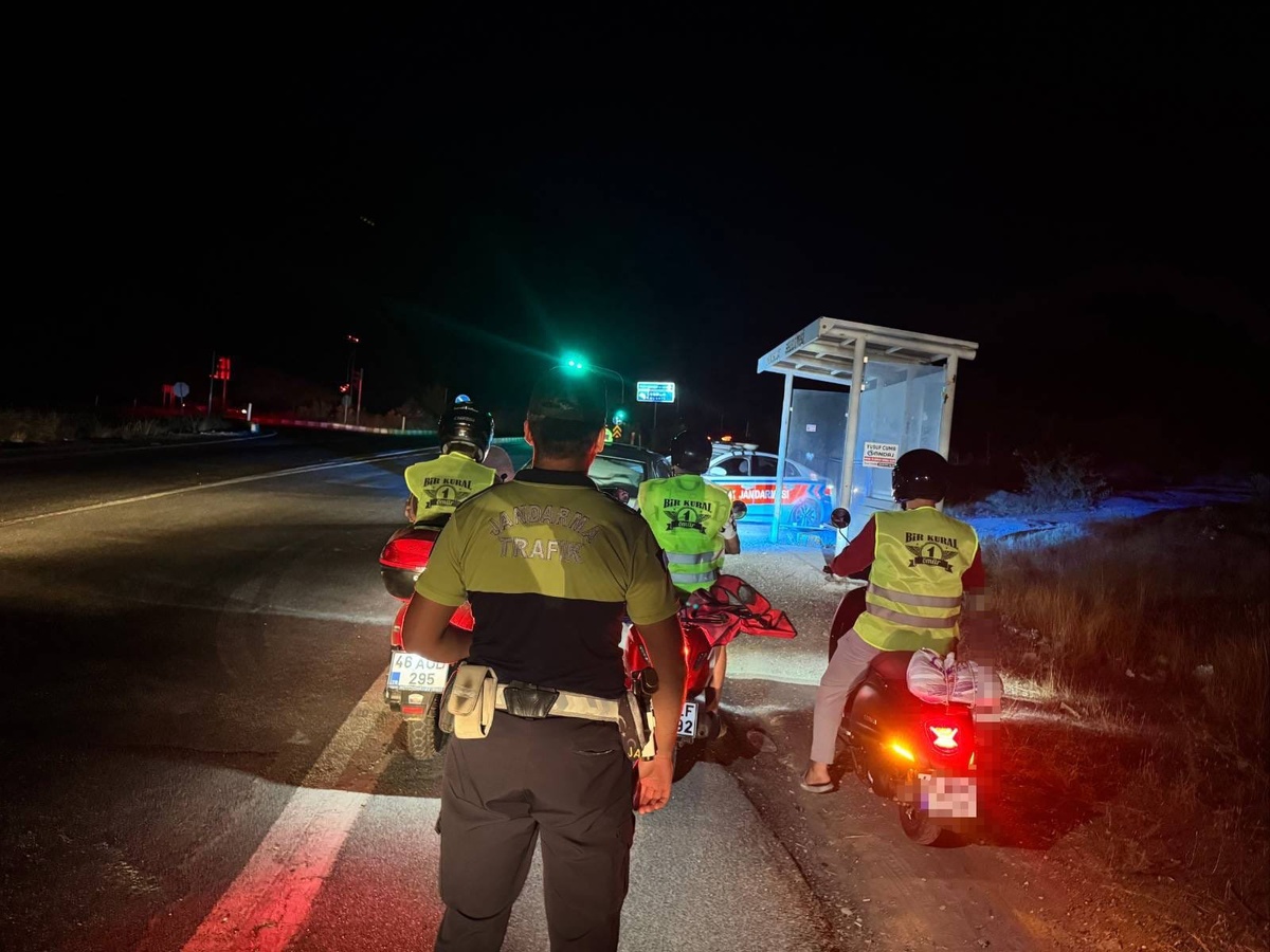 Kahramanmaraş'ta jandarma, motosiklet sürücülerine reflektif yelek dağıttı