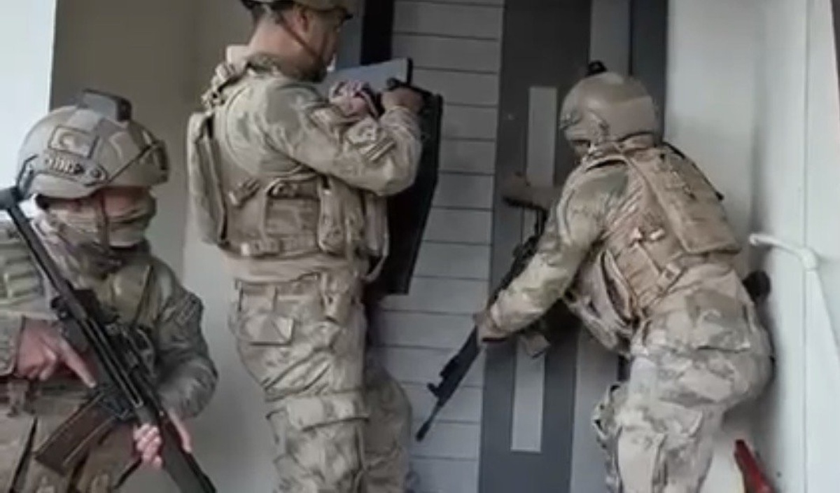 Kahramanmaraş ve Şanlıurfa'da 1 AK-47 ele geçirildi, 3 şüpheli tutuklandı