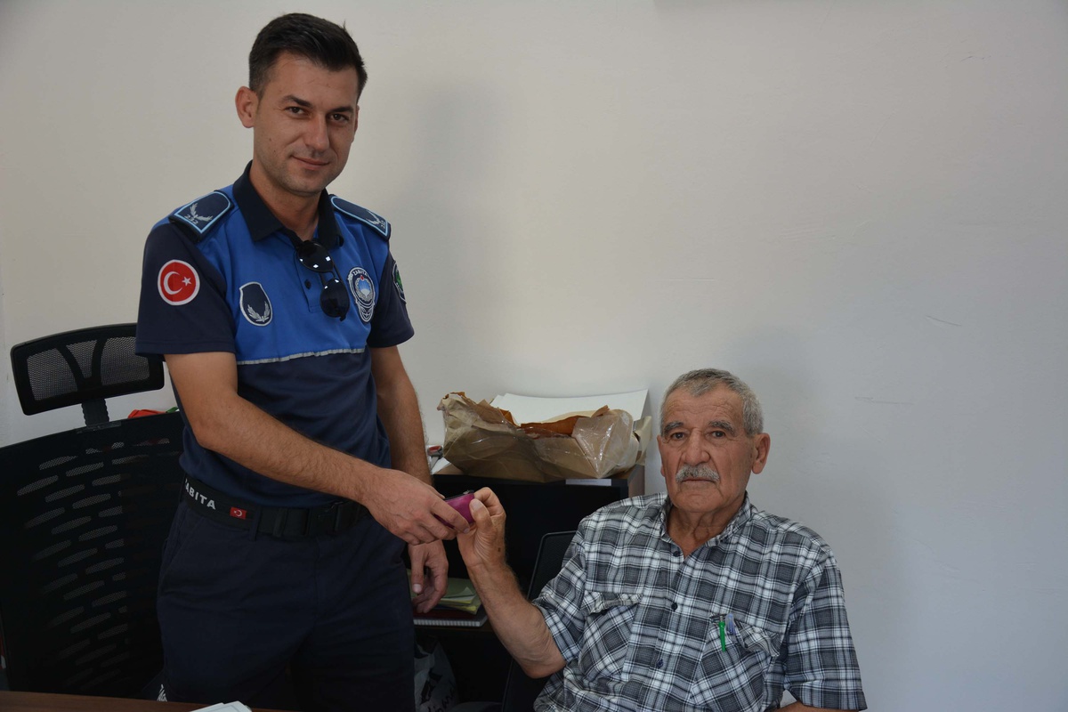 Kıbrıs Gazisi Ahmet Ünalan, bulduğu 8 Ata lira ve altın küpeyi sahibine ulaştırdı