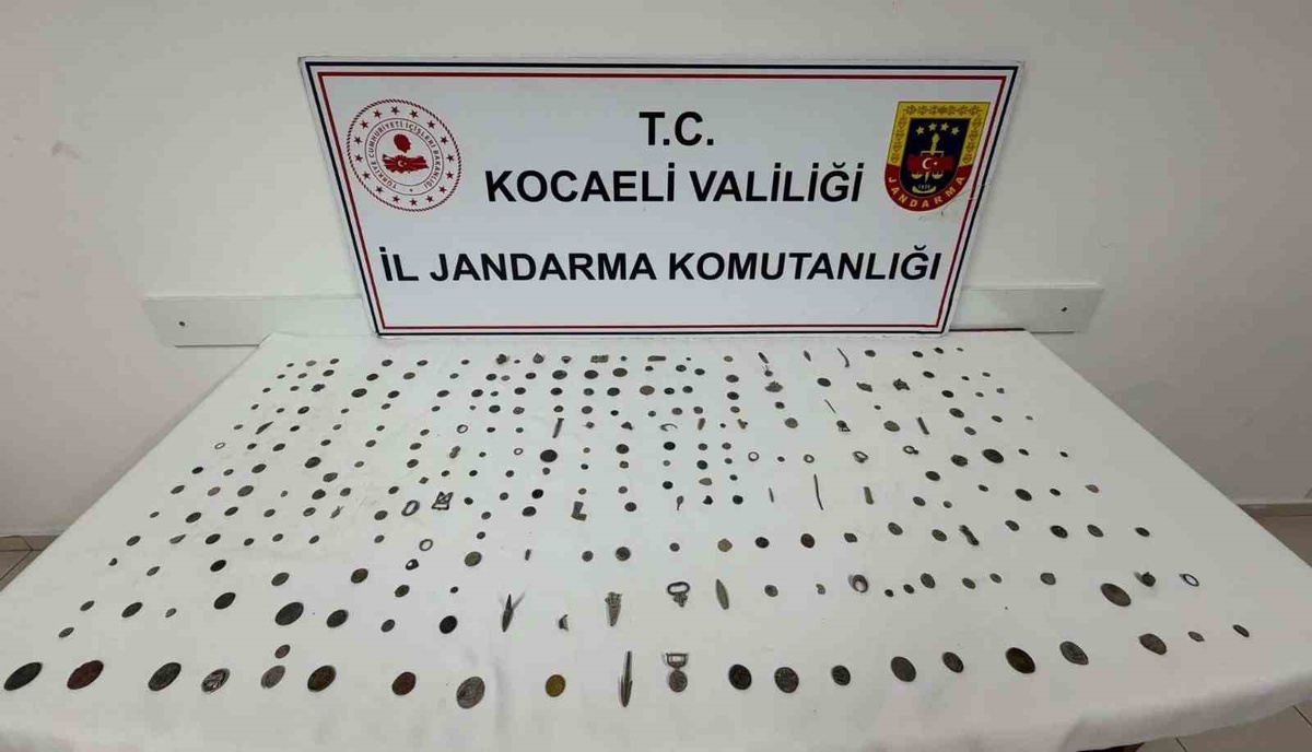 Kocaeli'de jandarma operasyonunda 6 ton 250 kilogram tütün ve 511 tarihi eser bulundu