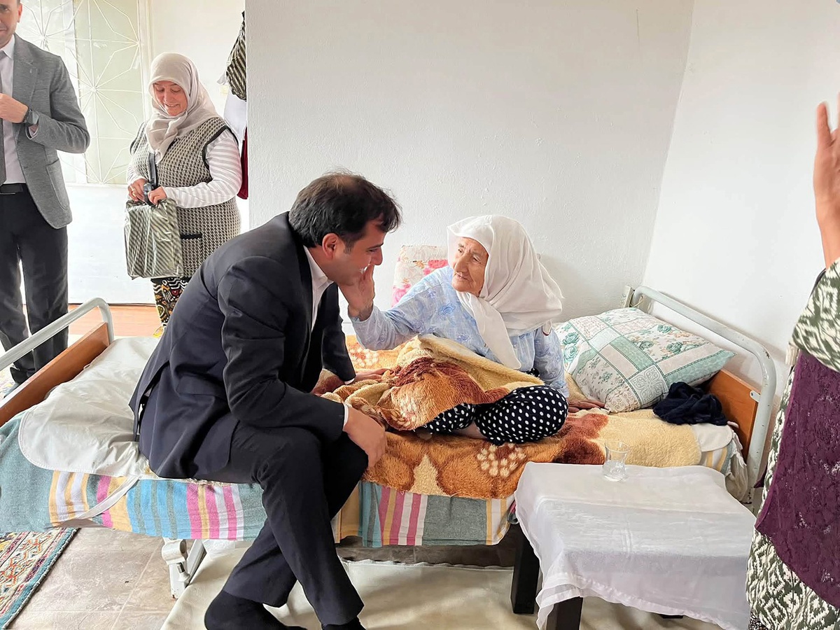 Kula Kaymakamı Altuntaş, Yaşlılar Günü'nde Emre Mahallesi'nde yaşlıları ziyaret etti