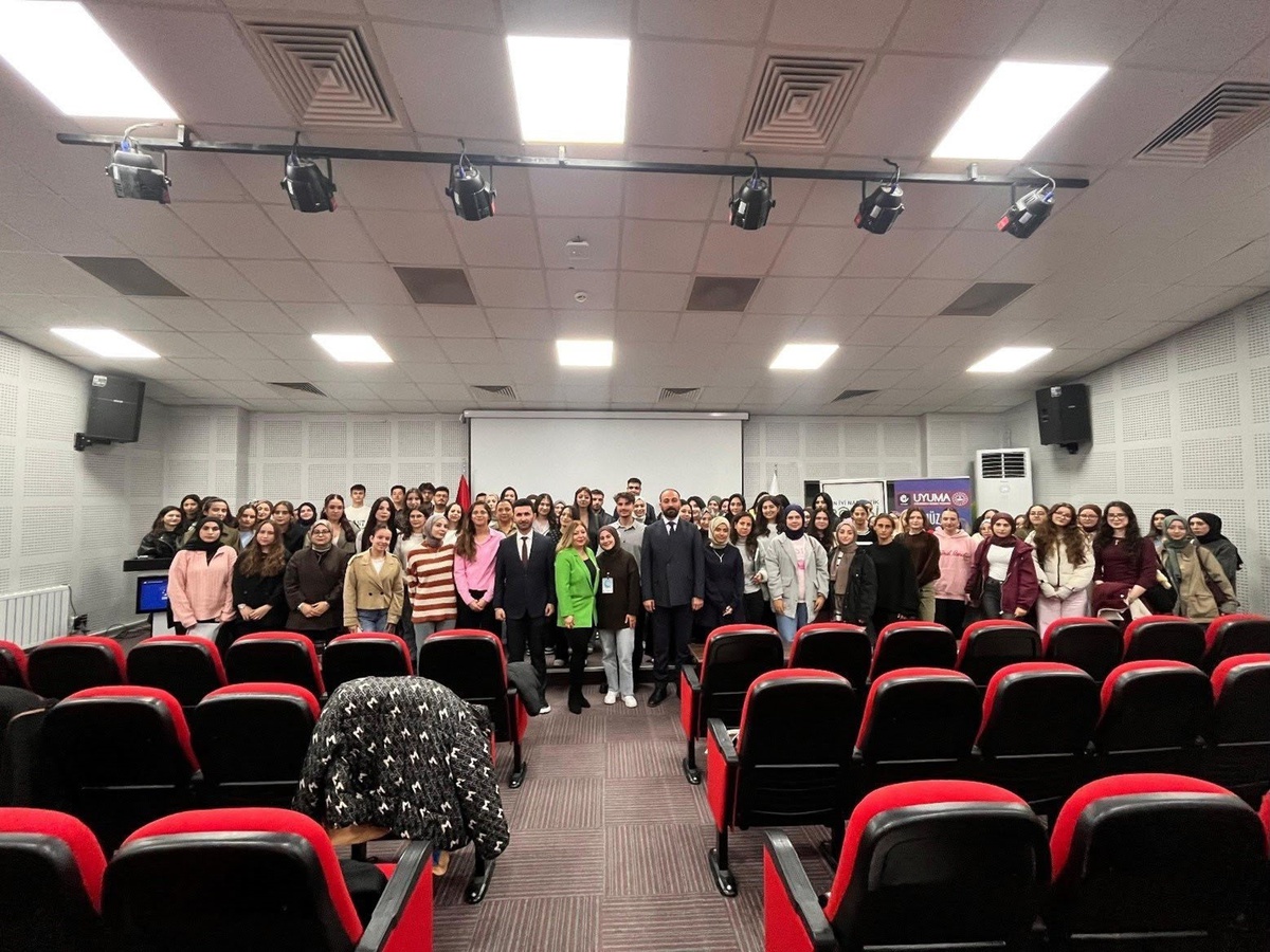 Kütahya'da üniversite öğrenci ve öğretmenlerine uyuşturucu, siber suç eğitimi verildi