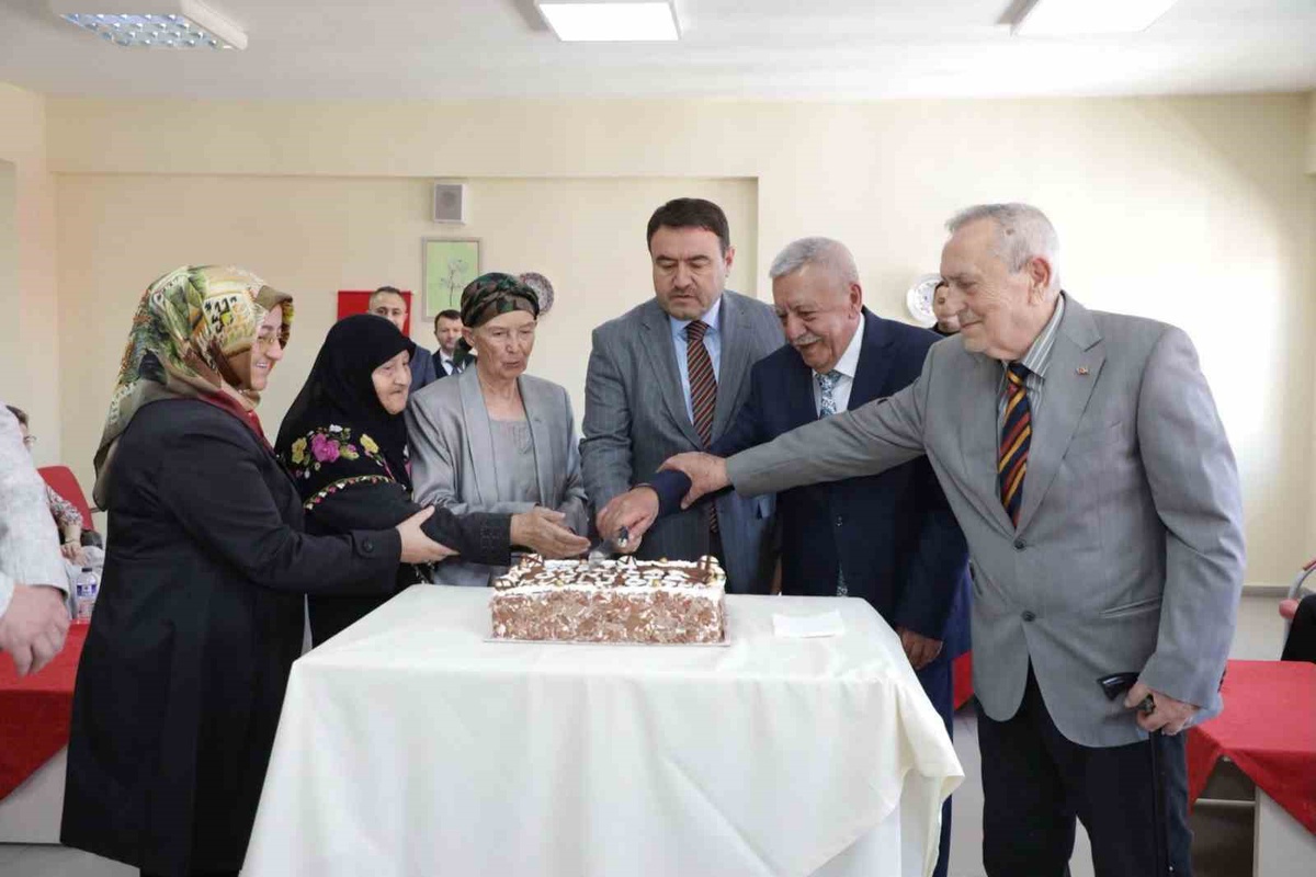 Kütahya Valisi Musa Işın, Dünya Yaşlılar Günü'nde huzurevi sakinleriyle buluştu