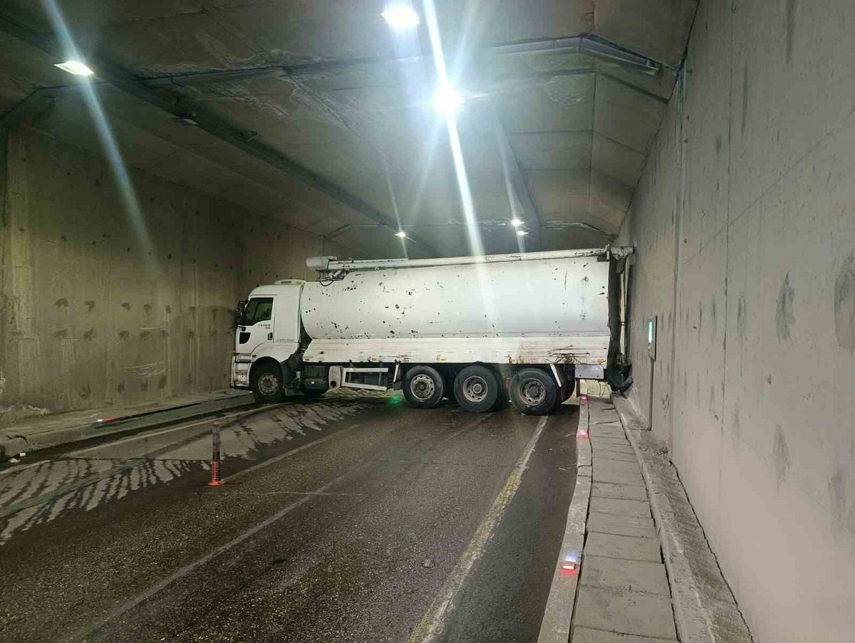 Malatya-Adıyaman yolunda yakıt tankeri Erkenek Tüneli'nde duvara çarptı, tünel kapandı