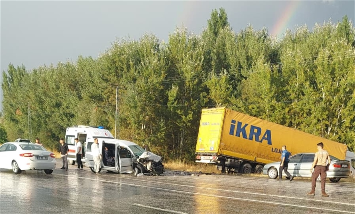 Malatya Doğanşehir'de hafif ticari araç ile tır çarpıştı, 4 kişi yaralandı