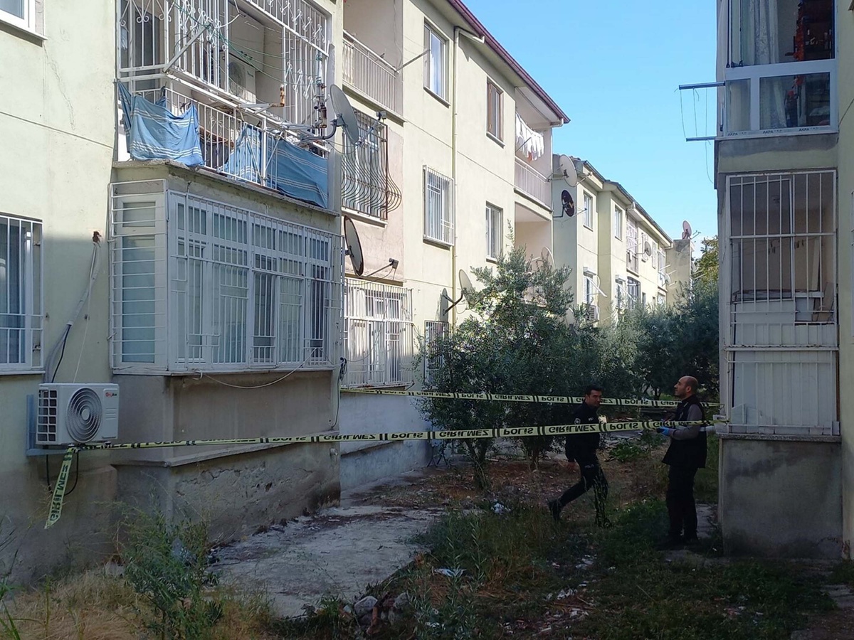 Manisa Şehzadeler'de 2. kattaki evinin balkonundan düşen Ramazan İşler ağır yaralandı